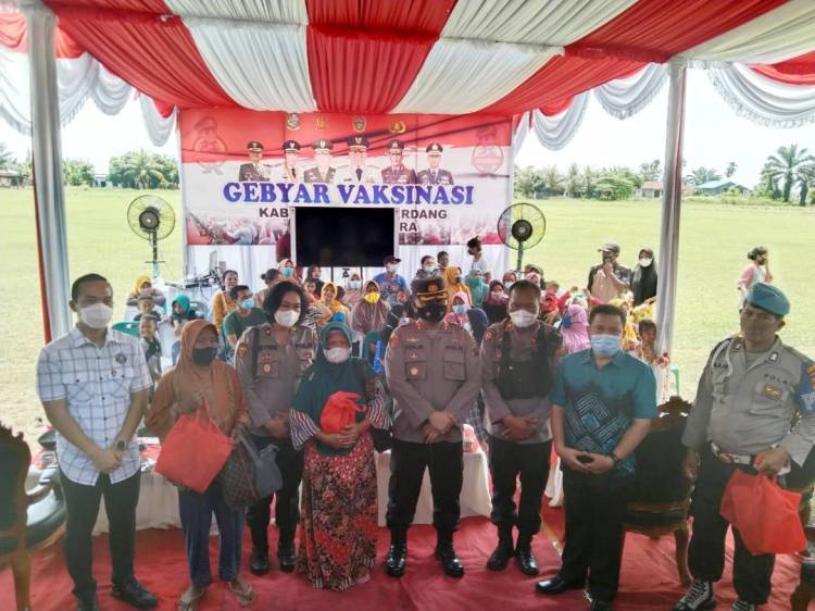 Percepat Vaksinasi, Polresta Deli Serdang Melaksanakan Vaksinasi Massal Ke Hamparan Perak