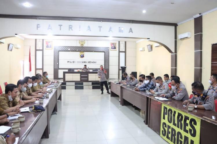 Polres Sergai mengimbau Kapolsek Dan Camat Agar Bersinergi Dalam Mobilisasi Masyarakat Percepatan Vaksinasi