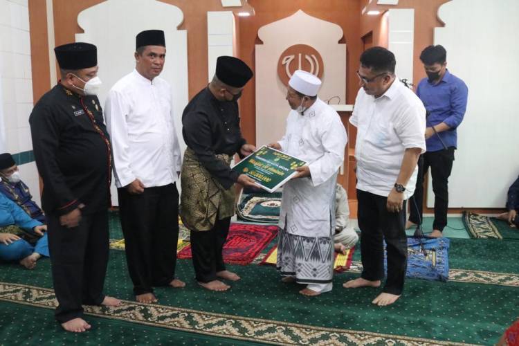 Wali Kota Medan Berikan Akte Koperasi dan Bantuan Dana Rehab Masjid Al-Aminin Medan Perjuangan