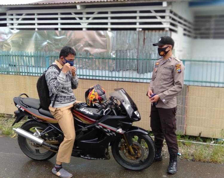 Tegakkan Disiplin Prokes, Personil Polsek Lahewa bagikan Masker kepada Warga