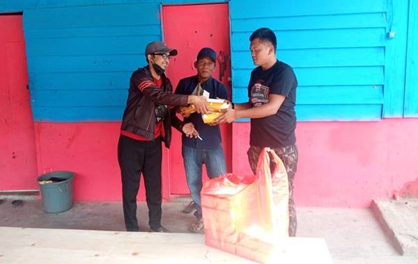 Gelar Baksos, GMNS Bagikan Nasi Bungkus untuk  Warga Ajibata