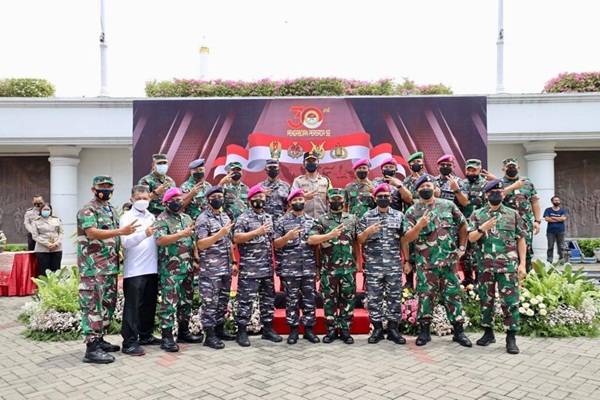 Kapolda Jatim Salurkan Paket Sembako dari Persada AKABRI 92