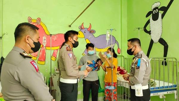Kapolres Nias Santuni Anak penderita Tumor di RSUD dr. Thomsen Gunungsitoli