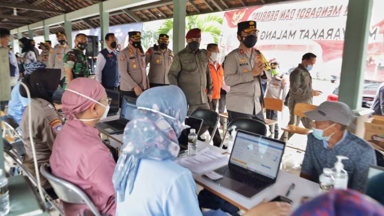 Gelaran 40.345 Dosis Vaksin serentak di 61 titik di jatim, Kapolda Jatim Cek Vaksinasi di Malang