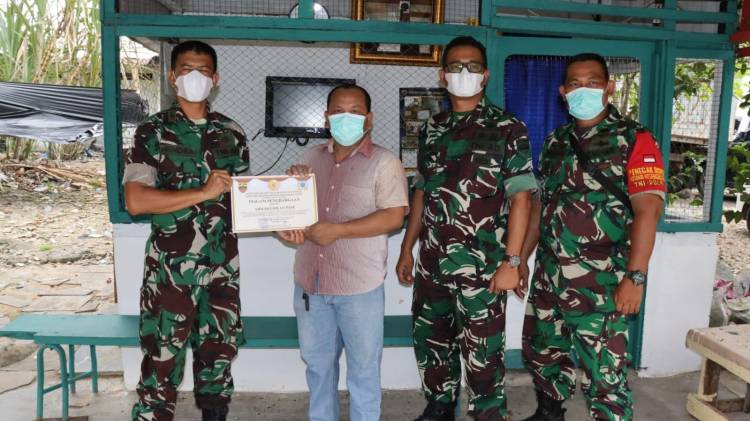 Letkol Inf Asrul Kurniawan Harahap Serahkan Piagam Penghargaan Kepada Tomas Kampung Pancasila