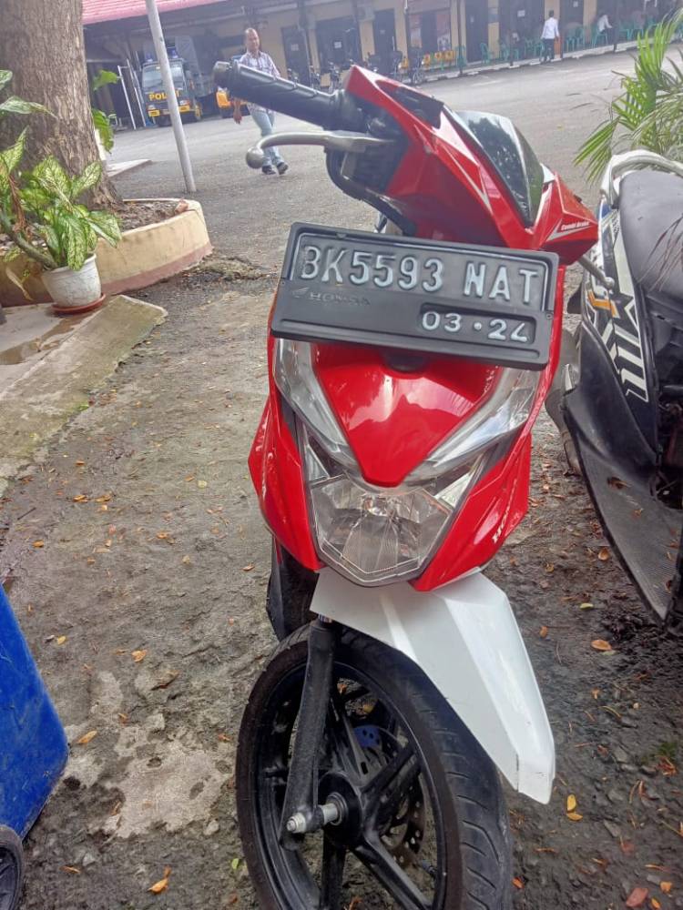 Ini Dia 2 Pencuri Spesial Tanggok HP Lewat Jendela