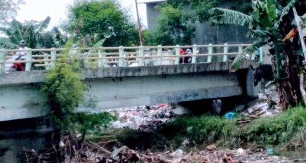 Santri yang Tenggelam di Bawah Jembatan Titi Papan Belum Ditemukan