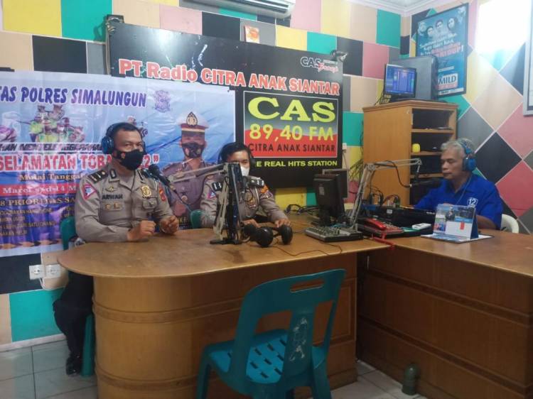 Satlantas Polres Simalungun Beri Himbauan Tertib Berlalulintas dan Tetap Prokes Lewat Radio Cas FM. 89,4 Pematang Siantar