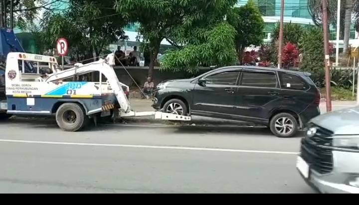 Dua Mobil Salah Parkir di Jalan Jawa Diderek