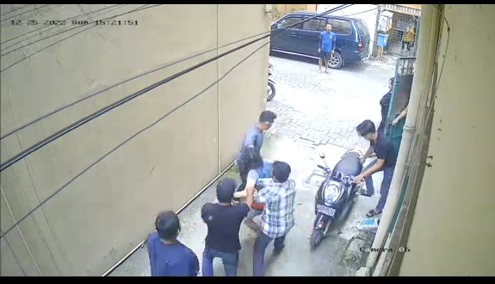 Seorang Pria Tewas Diseret dan Dikeroyok Preman