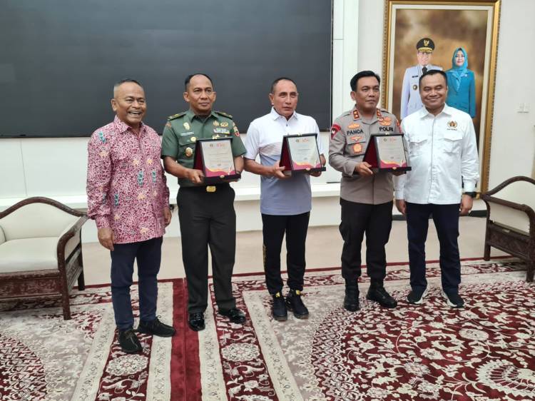Ketum PWI Pusat Beri Penghargaan untuk Gubsu,  Kapoldasu dan Pangdam I BB