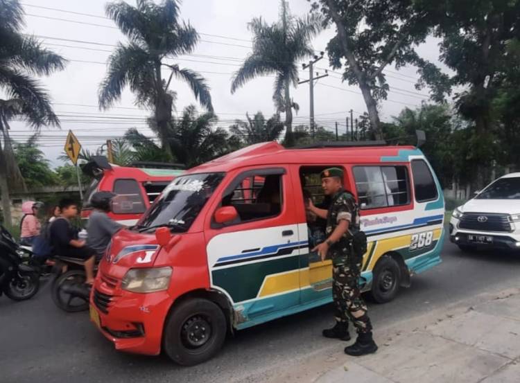 Bulan Suci Ramadhan Korem 022/PT, Bagi Takjil Gratis Kepada Masyarakat dan Pengendara