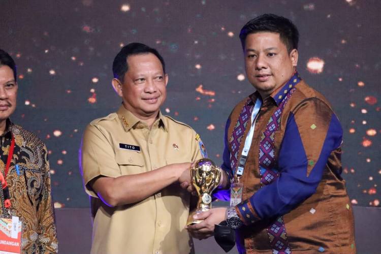 Samosir Terima Penghargaan UHC Dari Wakil Presiden RI
