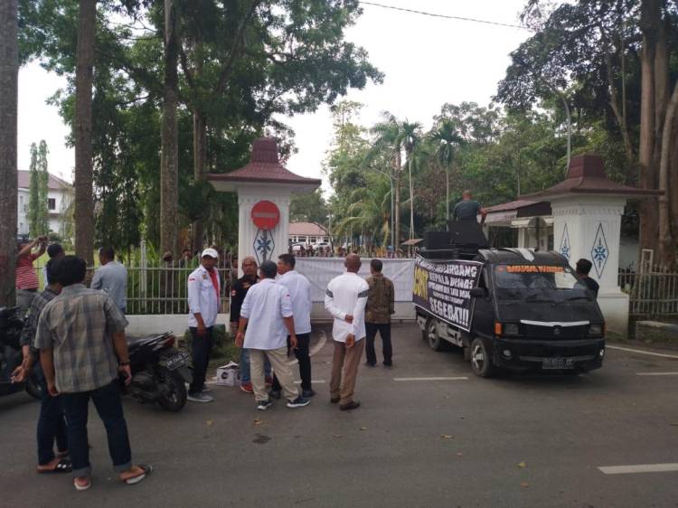 Pemborong Demo di Kantor Bupati Deli Serdang Desak Kadis Cikataru Dicopot