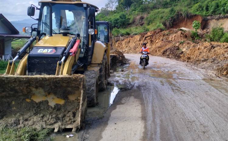 Dinas PUPR Toba dan Camat Silaen Bersihkan Material Longsor