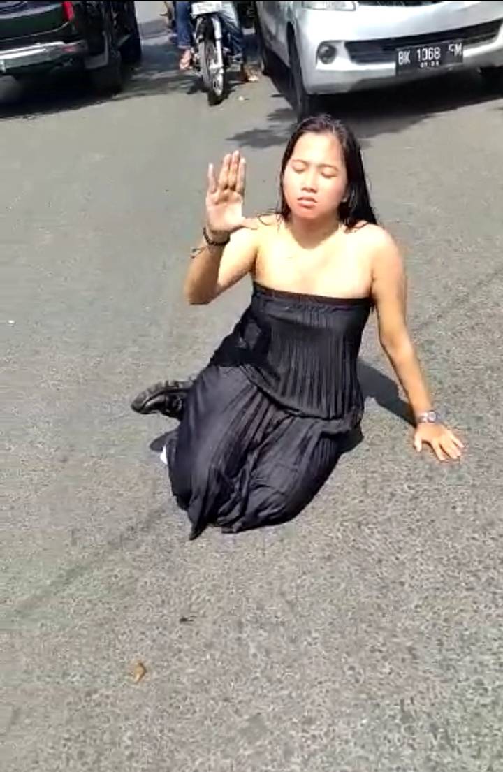 Wanita Stres Gegerkan Jalan Turi