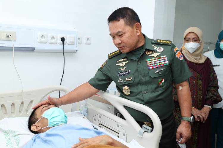 Kasad Beri Perhatian Kepada Warga Subang Penderita Kelumpuhan