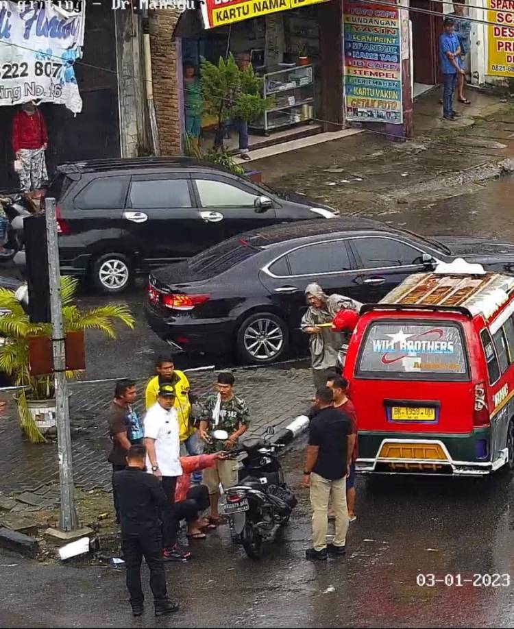 Bobby Nasution Hentikan Angkot Terobos Lampu Merah