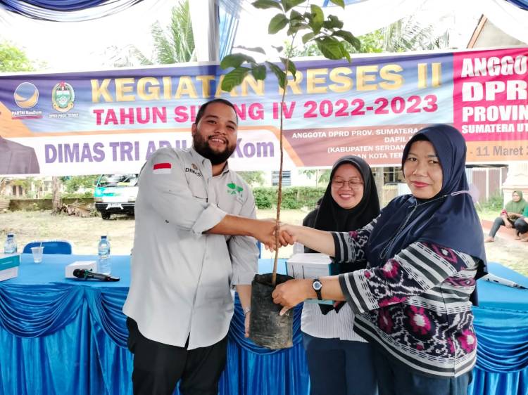 Dimas Adji S.I.Kom DPRD Sumut Salurkan 150 Bibit Pohon Dan 6 HT Untuk BumDes