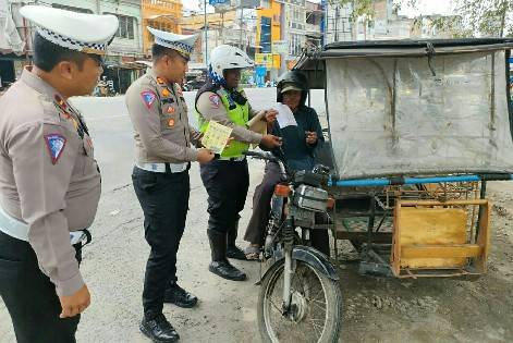 Kasat Lantas Polres Labuhanbatu Sampaikan Himbauan Keselamatan Berlalulintas Di Aek Kanopan - Kualuh Hulu