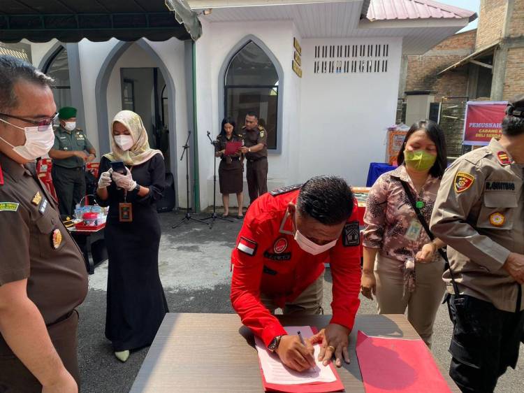 Musnahkan Barang Bukti, Kalapas Kelas IIA Pancurbatu : Kita Dukung Upaya Itu Untuk Menekan Tindak Pidana