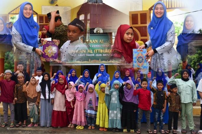 Ny. Maya Serahkan Bantuan Al-Qur'an dan Honor Guru Mengaji