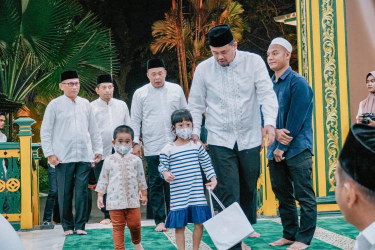 Bobby Nasution Bersama  Jajaran Kecamatan Medan Maimun Shalat Tarawih Berjamaah