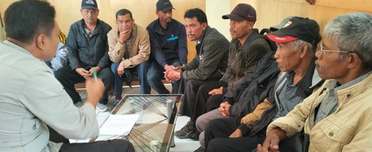 Puluhan Warga Desa Sibide Laporkan Pemalsuan Tanda Tangan ke Polres Toba