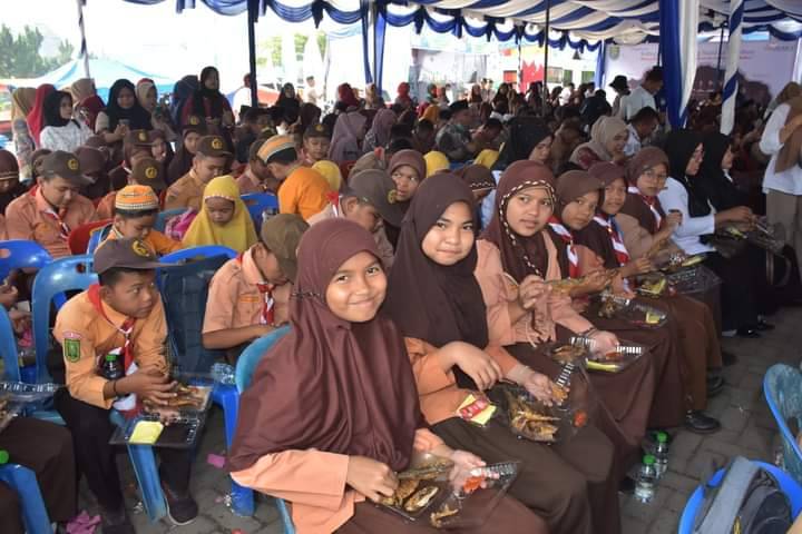 Makan Ikan Terbanyak, Murid Sekolah di Madina Pecahkan Rekor MURI