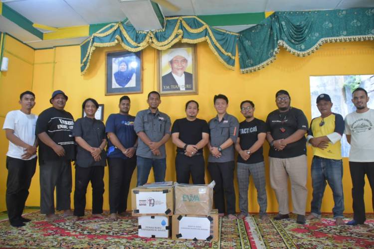 PFI Medan Donasi Buku di Kampung Matfa, Tuwan Imam: Kalian Pembawa Pesan Kebenaran