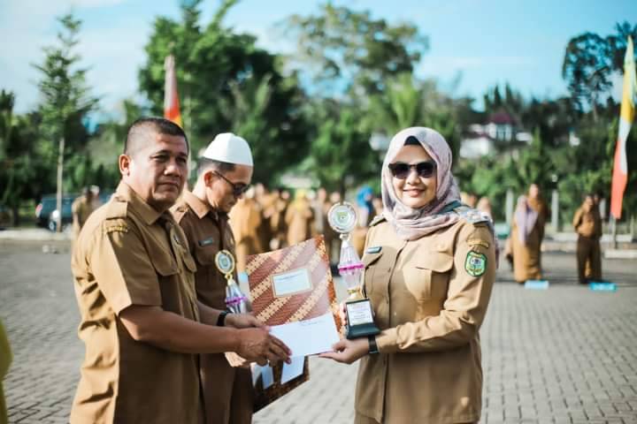 Wakil Bupati Madina Serahkan Hadiah Lomba Tarik Tambang dan Gebuk Bantal