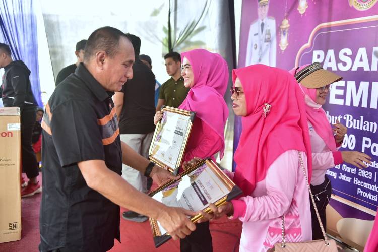 Edy Rahmayadi Gratiskan Sembako di Pasar Murah  Pematang Johar, Masyarakat Kegirangan