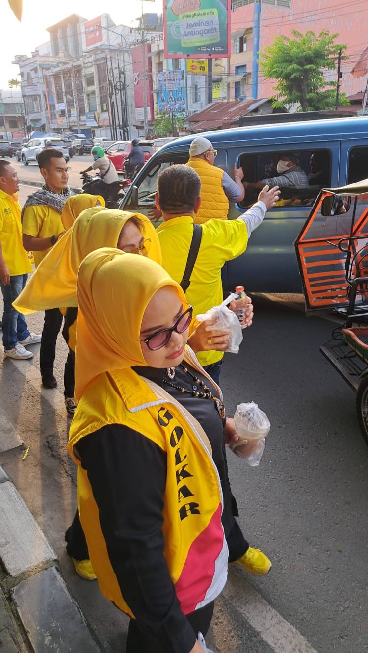 DPD Partai Golkar Kota Medan Berbagi Takjil Kepada Masyarakat