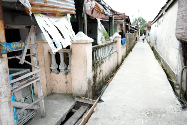 Warga Senang, Dana Kelurahan Dimanfaatkan untuk Beton Jalan Rusak