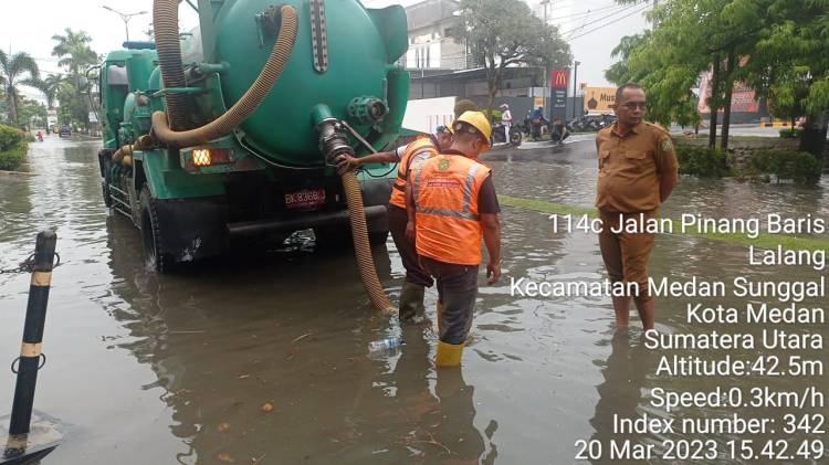 Mobil Pompa Air dan Mobil Derek Diturunkan Dinas SDABMBK atasi Banjir di Perumahan Tasbih