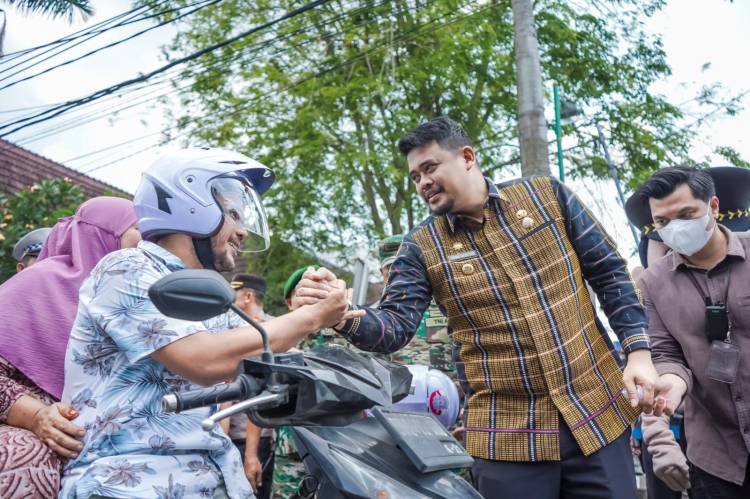 Dukung Peningkatan Kesadaran Masyarakat Tertib Lalu Lintas, Bobby Nasution Bagikan Leaflet & Helm