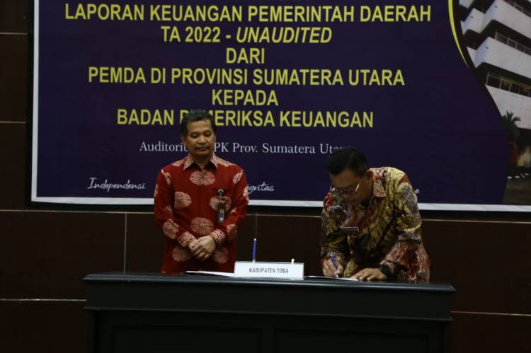 Pemkab Toba Serahkan Laporan Keuangan ke BPK