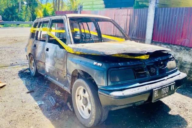 Sedang Parkir Samping Musholla, Suzuki Escudo Terbakar