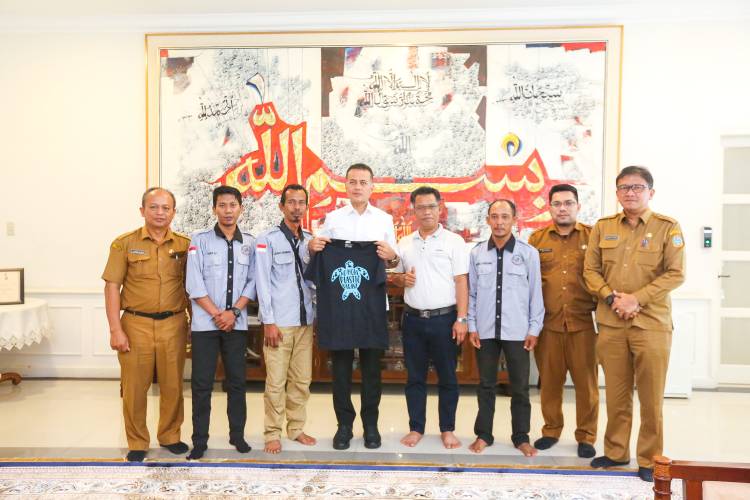 Lepas Ribuan Tukik ke Laut,  Ijeck Puji Kelompok Konservasi Penyu Pantai Binasi