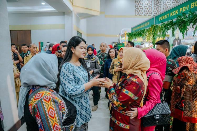 Hadiri Pameran Bazar UMKM Persit KCK PD I/BB, Ny Kahiyang Ayu Beri Apresiasi