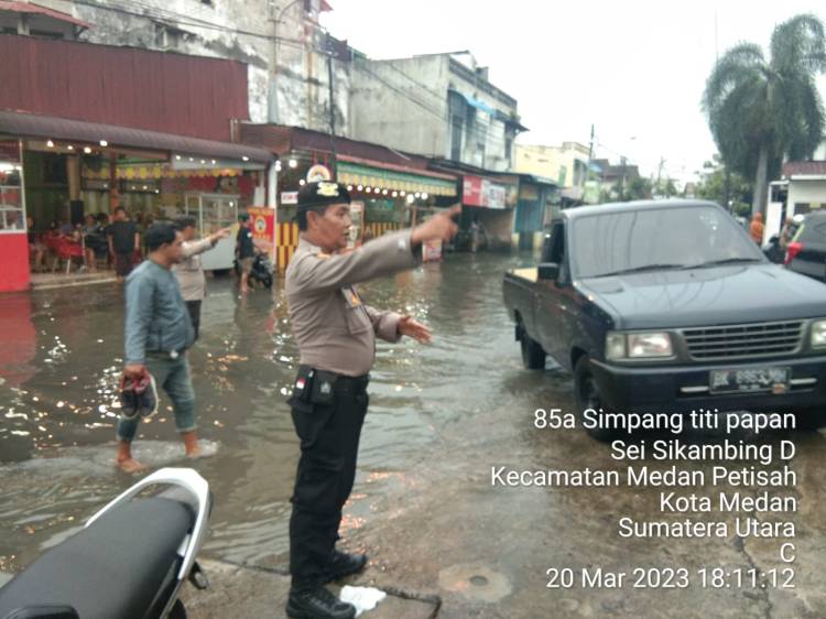 Antisipasi Kemacetan Akibat Banjir, Personel Polsek Medan Baru  Pengaturan Lalu Lintas