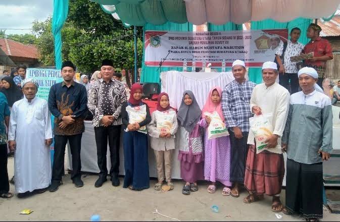 Wakil Ketua DPRD Sumut Menyerahkan Bantuan Pada Lembaga Peduli Anak Yatim Jambur Padang Matinggi