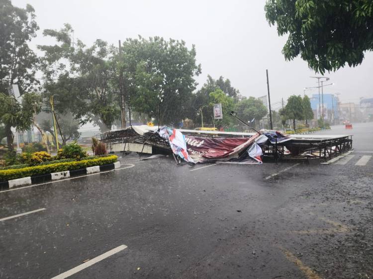 Break.. Baliho Depan Kantor Walikota Tumbang Timpa Mobil