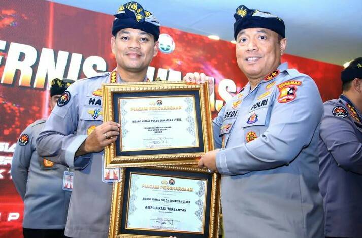 Penghargaan Kadivhumas Pada Saat Rakernis Humas Polri