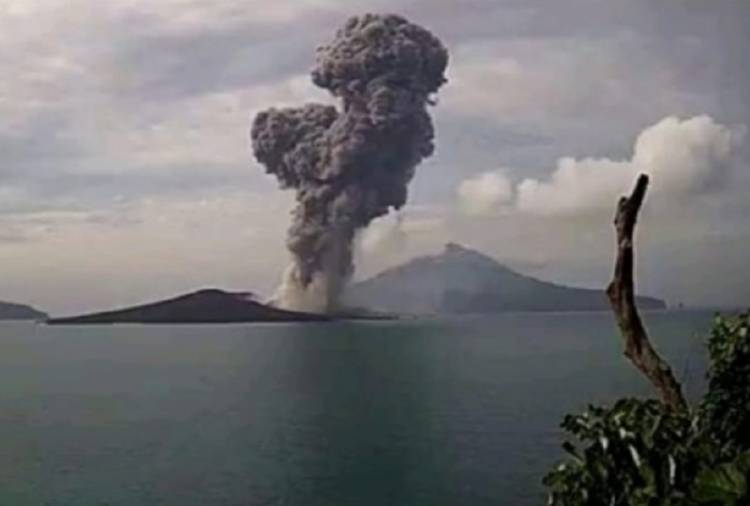 Tinggi Letusan Hingga 800 Meter, Pagi Ini Gunung Anak Krakatau Alami Erupsi