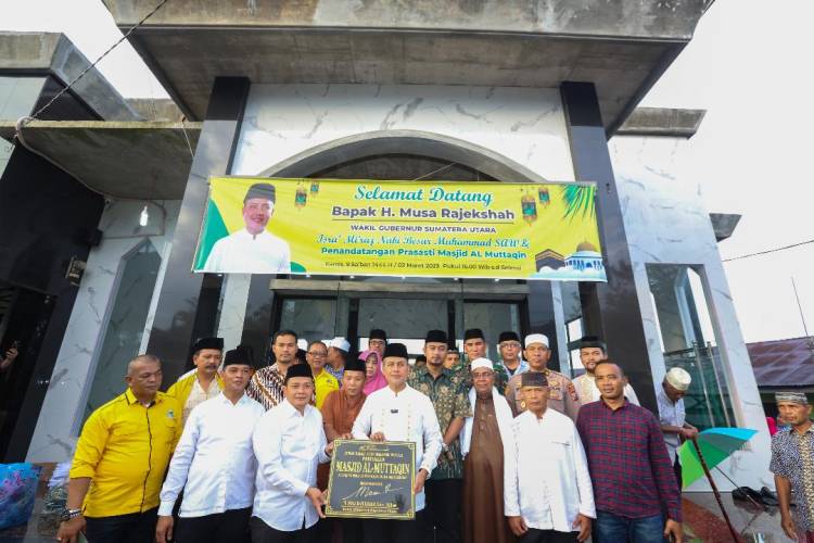 Ingatkan Warga Makmurkan Masjid, Musa Rajekshah Hadiri Isra Mikraj di Masjid Al-Muttaqin