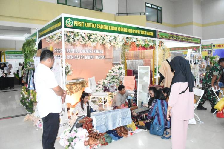 Stand Pameran Bazar UMKM Persit Korem 023/KS Ramai  Pengunjung