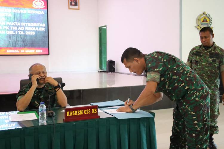 Warga serahkan Senjata Api Rakitan Jenis FN dan Munisi Aktif kepada Kodim 0213/Nias*