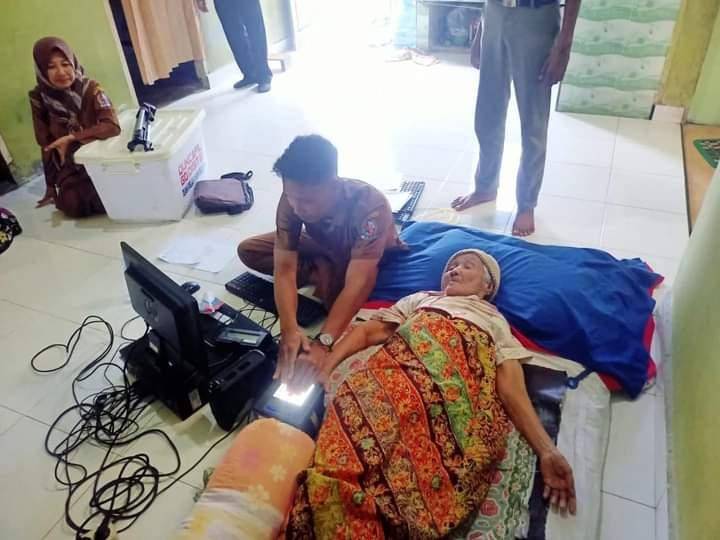 Tim Sadoku Disdukcapil Deli Serdang Datangi Rumah Warga Sakit dan Lanjut Usia