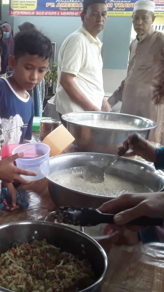 Masjid AR-Rasyid Perbaungan Bagi - Bagi Bubur Anyang Pakis Pada Masyarakat